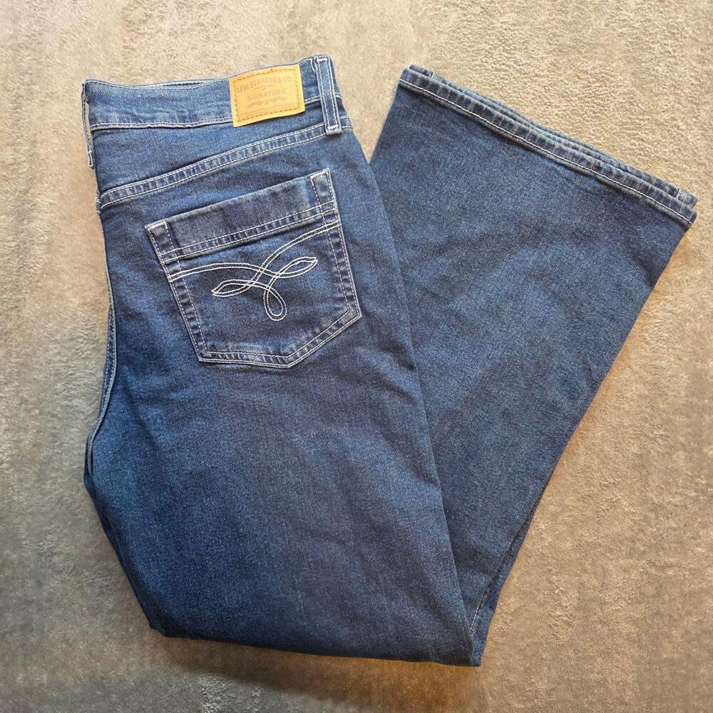 Signature Levi Strauss Relaxed Boot Jeans Womens 10 Medium Wash Stretch Denim